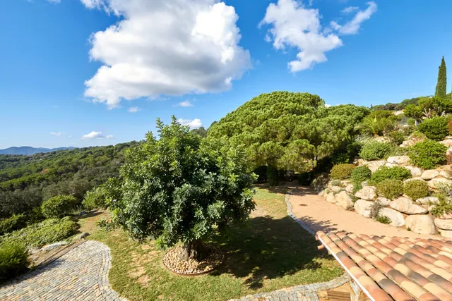 ESPECTACULAR CASA EN LA CORNISA CON VISTAS AL MAR — 26