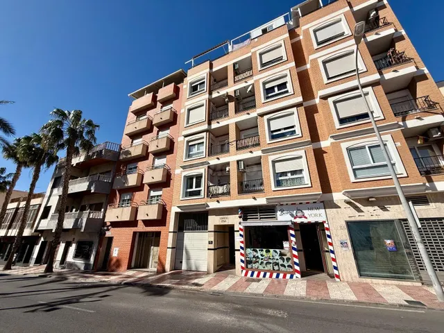AMPLIO PISO EN EL PARADOR DE LAS HORTICHUELAS, FRENTE A LA PLAZA DEL AYUNTAMIENTO — 3