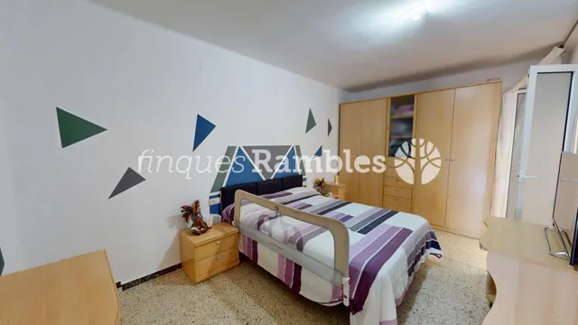 Amplio piso de 4 habitaciones en el centro de Vilanova del Camí — 14