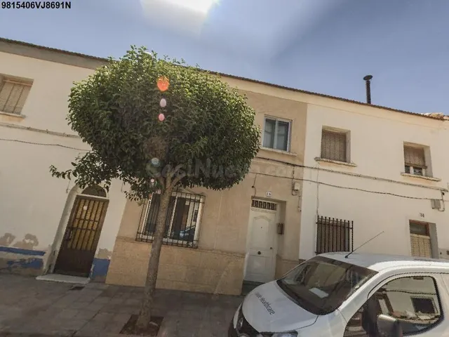 Se vende Casa Adosada OKUPADA en Calle Santa Monica 20 Campo