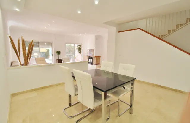 Exclusivo adosado en vistahermosa, Alicante — 439 m2 y dos grandes terrazas — 50