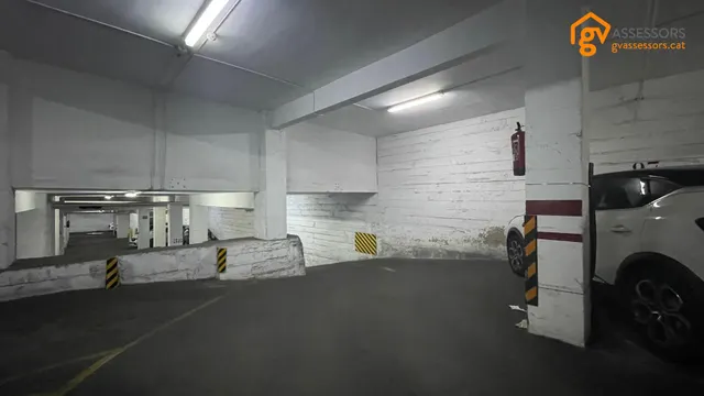 Plaza de parking para coche pequeño o 2 motos — 6