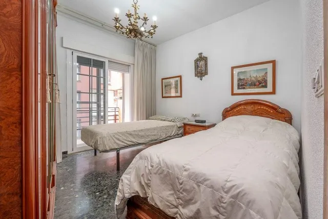 Pisazo en venta en calle Obispo Hurtado — 18
