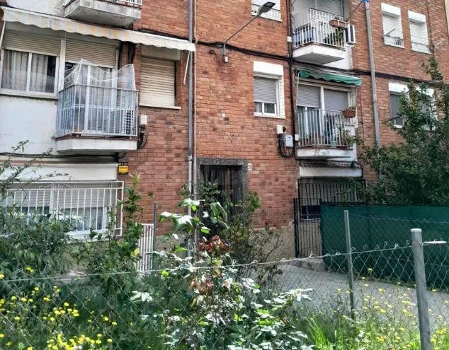 SE VENDE piso OKUPA en C SANT CRISPI 226 de Terrassa, Barcel