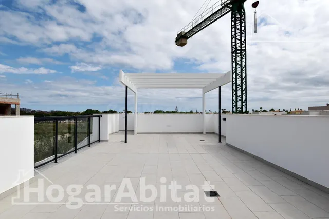 ¡ESPECTACULAR VILLA! A ESTRENAR CON PISCINA PRIVADA, TERRAZA