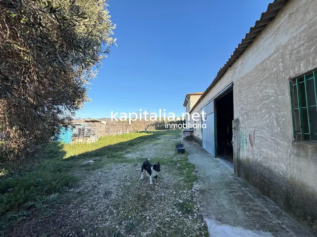 Casa con explotación agrícola en desuso — 23