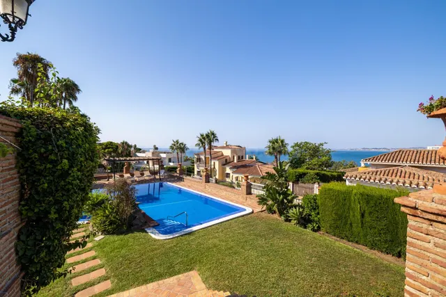 Villa de lujo en Benalmádena con vistas al mar en Benalmáden