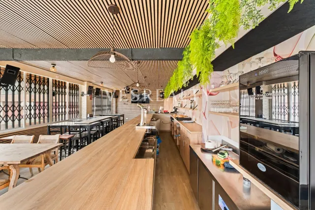 Local comercial con terraza y gran barra en zona de máxima p