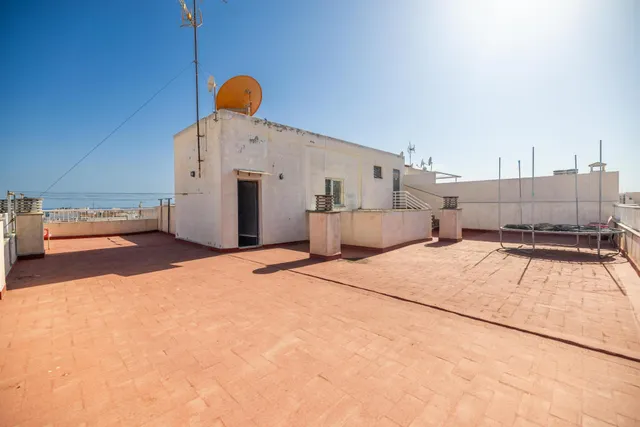 Apartamento de 1 dormitorio con dos terrazas en el centro de Torrevieja — 21