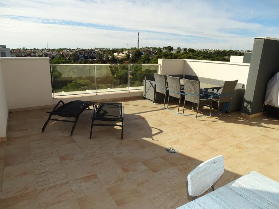 LUJOSO ÁTICO CON ESPECTACULAR TERRAZA Y SOLARIUM