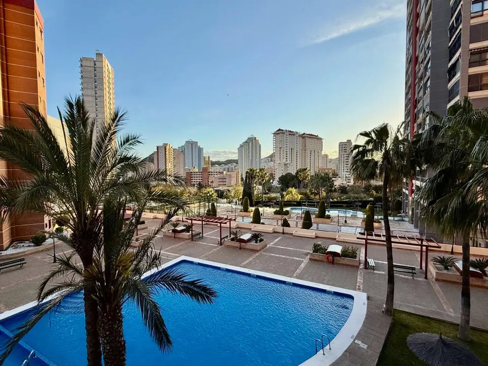 EXCLUSIVA - AMPLIO PISO CON BONITA TERRAZA EN EXCELENTE ZONA - CERCA HOTEL BALI