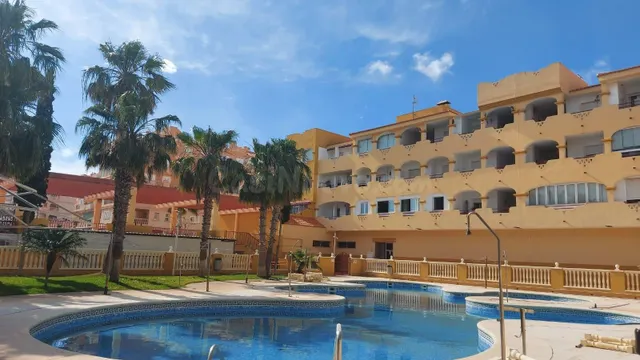 Piso bajo con sotano en residencial Conde Barcelona — 2