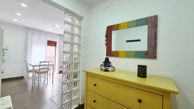 Piso reformado de tres habitaciones - foto 2