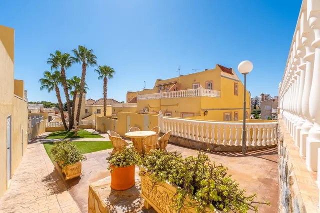 Encantadora vivienda reformada con terrazas, patio privado y piscina comunitaria — 20