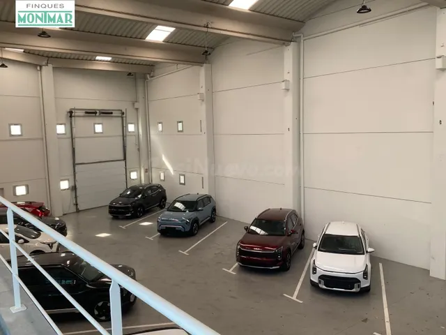 NAVE EN PERFECTO ESTADO EN LA MEJOR ZONA DE VILANOVA I LA GE - foto 3