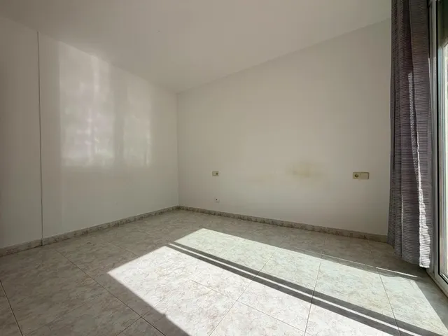 ¡EN EXCLUSIVA! Planta baja de 4 habitaciones con una espectacular terraza de casi 300 m2 en el centro de Montornès del Vallès. — 28