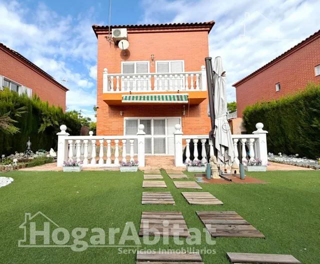 Privacidad y vida al aire libre en este exclusivo chalet con jardín, buhardilla y garaje en Masías — 18