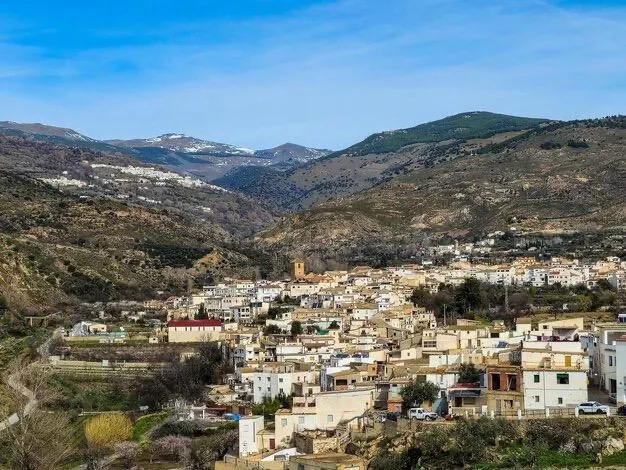 CASA CON VISTAS IMPRESIONANTES EN CADIAR, ALPUJARRA GRANADINA