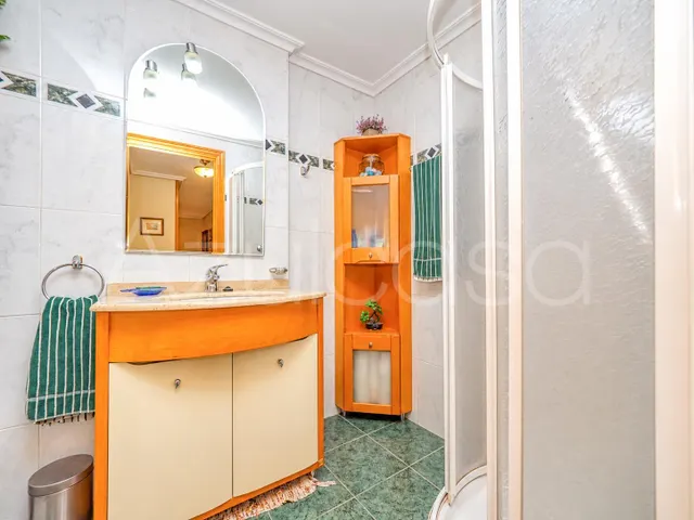 Piso en venta de 4 dormitorios y 2 baños completos con garaje Junto al Mercado Central de Alicante — 25