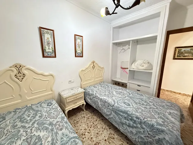 Encantador Chalet en Crevillente con Amplio Terreno y Piscina Propia — 10