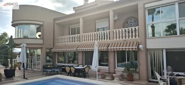 Elegante chalet con maravilloso jardín y vistas privilegiadas. — 2