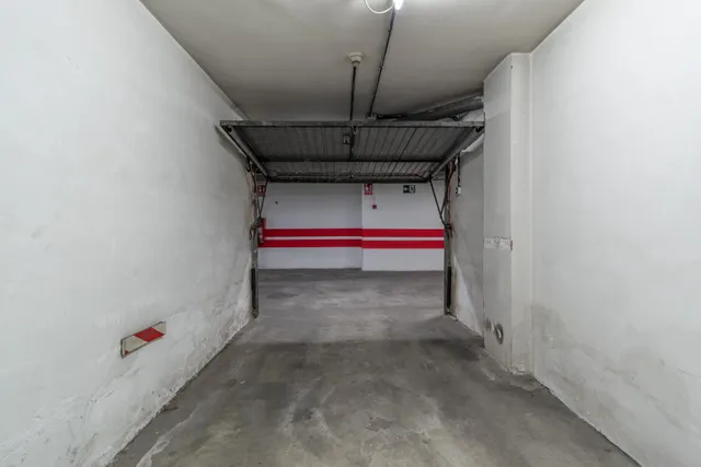 Amplia Plaza de Garaje Cerrada en Ubicación Estratégica — 17