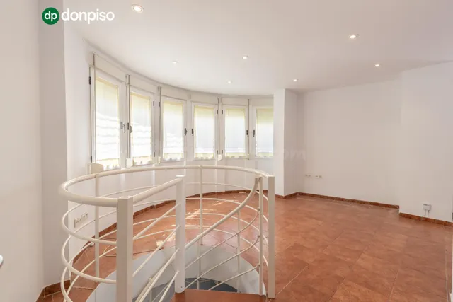 FANTÁSTICO TRÍPLEX EN CÁJAR: UNA VIVIENDA LLEVA DE AMPLITUD 