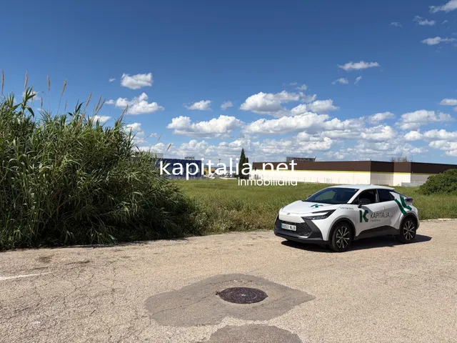 EN EXCLUSIVA PARCELA INDUSTRIAL MUY PRÓXIMA A LA AVENIDA DEL