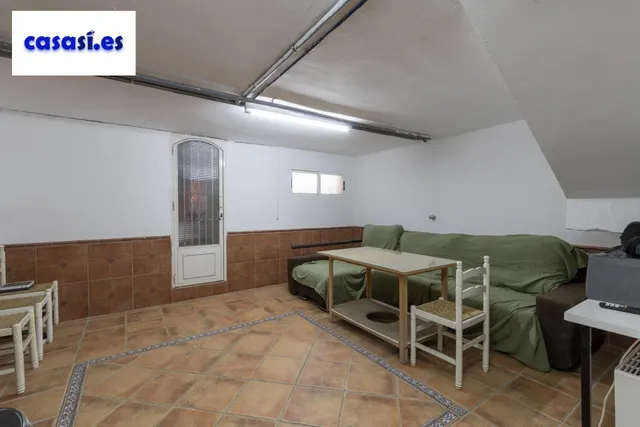 Casa independiente con piscina en La Zubia. — 31