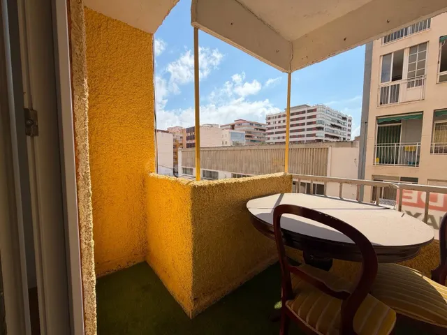 Apartamento con terraza, Alicante, Torrevieja, Playa del Acequión. 3 habitaciones, 108 m2, 90 metros al mar — 2
