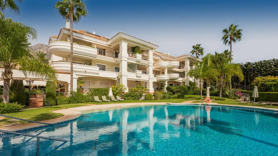 Apartamento de lujo reformado de 3 dormitorios y 2 baños con vistas al mar. Sierra Blanca
