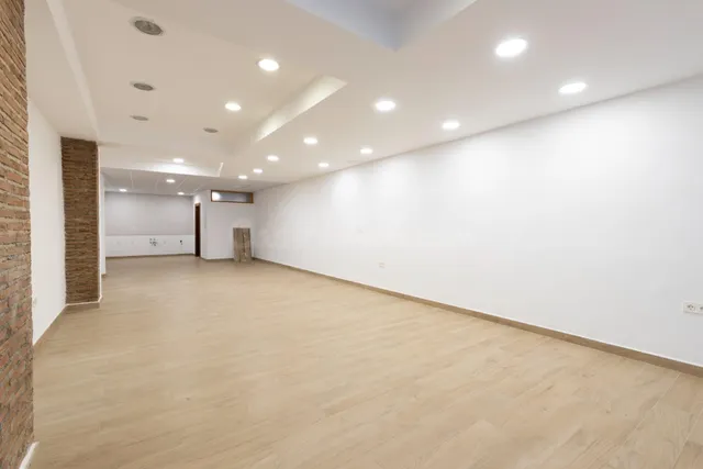 SE VENDE LOCAL TOTALMENTE REFORMADO EN PLENO CENTRO DE GRANADA (ALMONA DE SAN JUAN DE DIOS) — 2