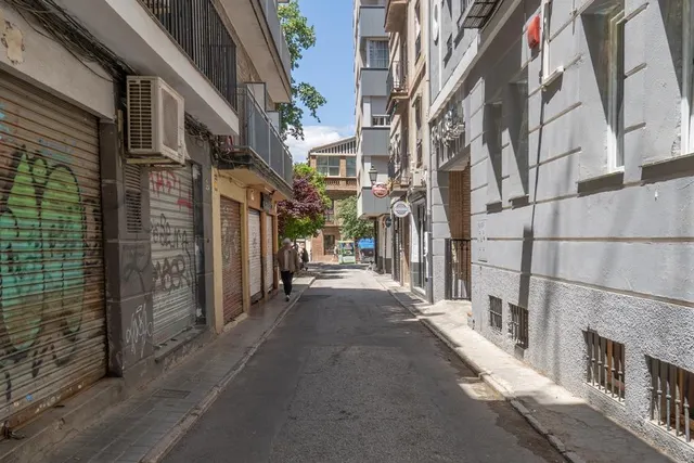 Piso en el centro de Granada, totalmente reformado con dos grandes dormitorios y un baño — 35