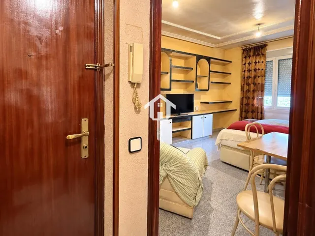 Piso para reformar en venta en Alicante. zona de los ángeles, 2 habitaciones, salón, baño con bañera, 50m2, segunda planta sin ascensor. — 3