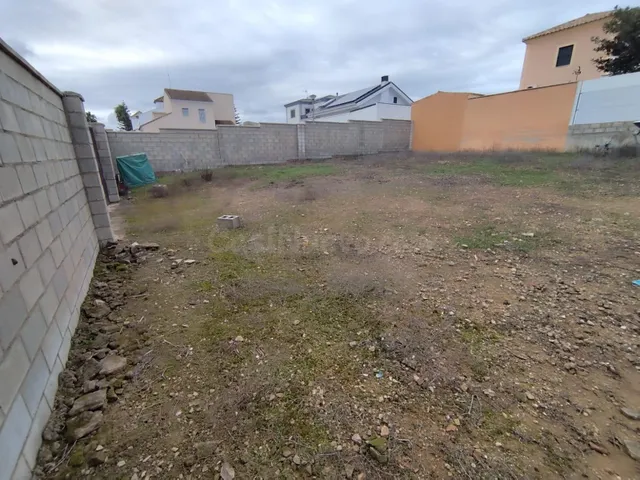SOLAR DE ESQUINA URBANO, EN LA LOCALIDAD DE BURGUILLOS, SEVI - foto 2