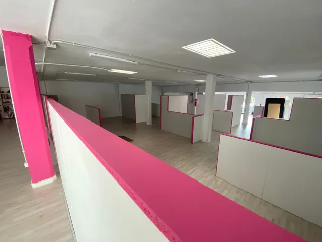 Impresionante local comercial esquinero a tres calles con planta garaje para 12 coches — 2