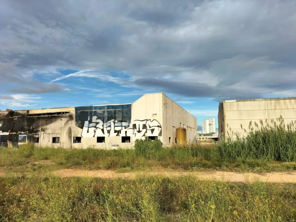Se vende suelo industrial con nave