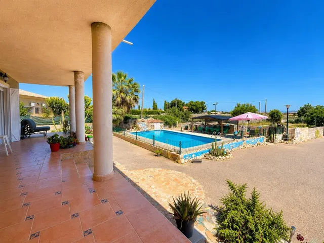 Villa independiente con piscina en El Moralet (Alicante) | P