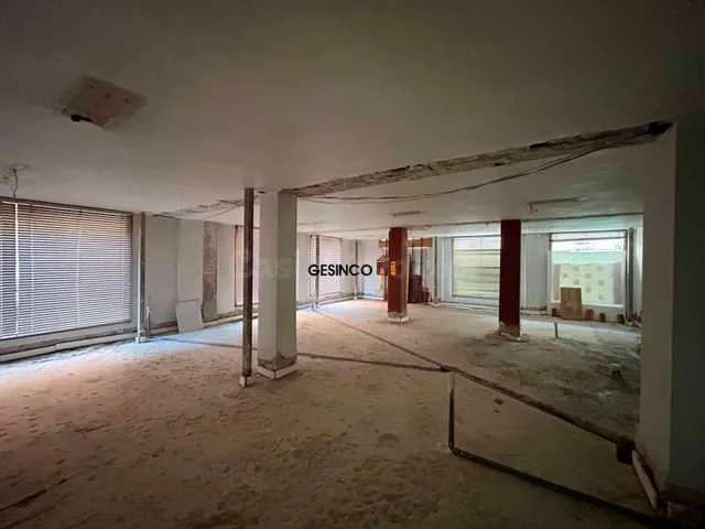 LOCAL COMERCIAL CÉNTRICO CON OCHO ESCAPARATES — 4