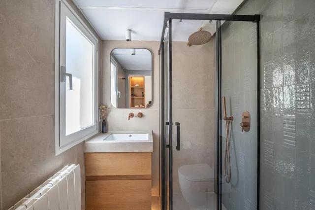 Impresionante Vivienda de Lujo con Diseño Moderno y Comodidades Exclusivas — 34