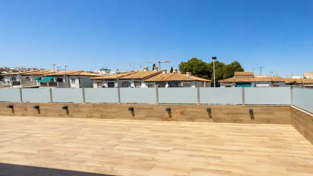 Casa reformada de 5 dormitorios con piscina privada, gran terraza y placas solares en Los Balcones — 49