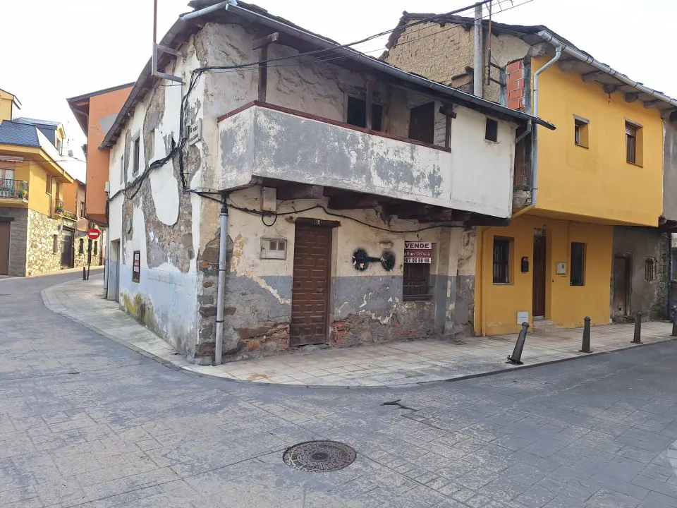 Casa de Pueblo en el Centro Histórico de Bembibre para Reformar