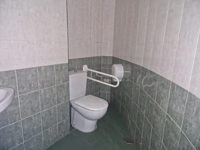 Local comercial en buen estado – Ideal para bar o cafetería — 8