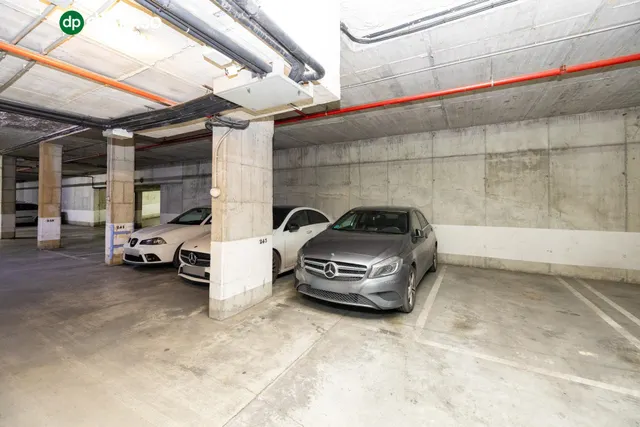 Planta baja con terraza privada, 3 dormitorios, 2 baños y garaje — 27