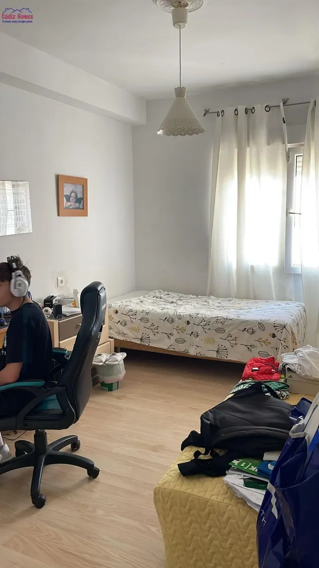 AMPLIA VIVIENDA A LOS PIES DE LA CALETA — 26