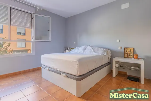 EXCLUSIVA. Piso zona sur VPO . 3 dormitorios , 2 baños , terraza . Plaza de garaje y trastero . — 24
