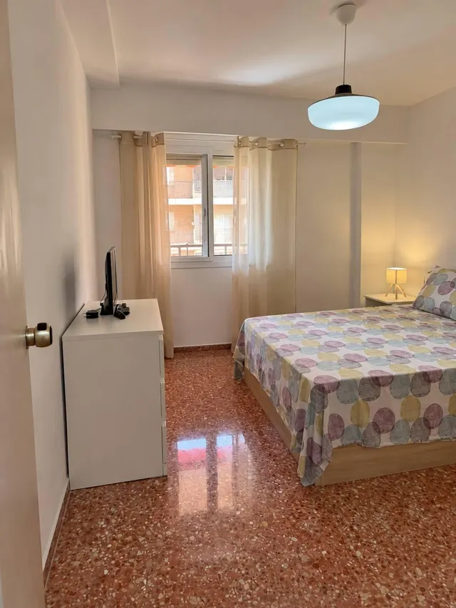 Piso reformado de 4 habitaciones y 2 baños en Malilla — 6