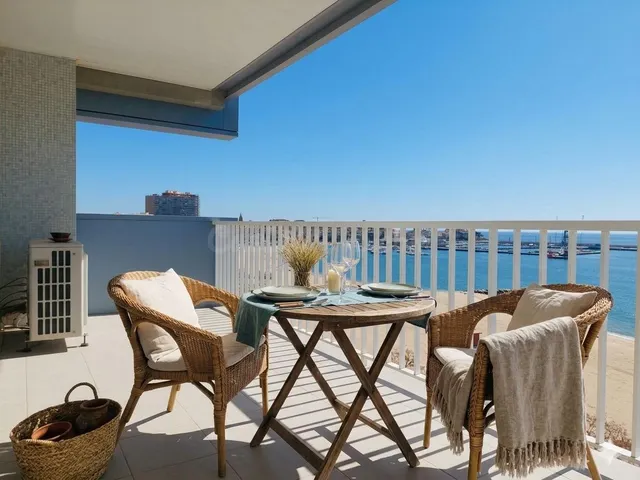 PALAMÓS: PISO A 1a LÍNEA DE MAR CON TERRAZA DE 25 M2