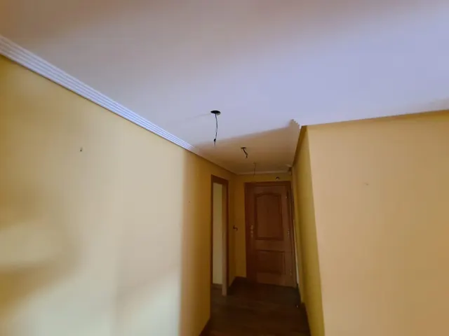 SE VENDE AMPLÍSIMO APARTAMENTO EN VALENCIA DE DON JUAN, COCINA, SALÓN, 2 HAB., 2 BAÑOS, ASCENSOR, TRASTERO Y P. GARAJE. NECESITA REFORMA. — 12