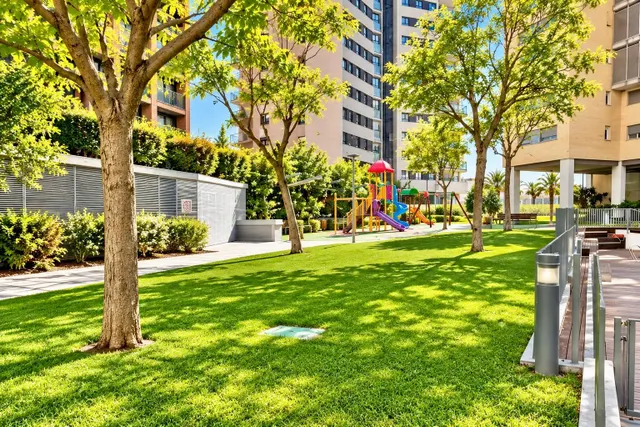 Piso de 4 habitaciones con terraza, piscina y vistas despejadas en Valencia — 16